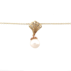 Preowned 9ct Yellow and Rose Gold & Pearl Set Clogau Fan Pendant on an 18" - 22" adjustable Clogau trace chain with the weight 3.80 grams. The pearl is 8mm diameter and the pendant is 2.1cm long