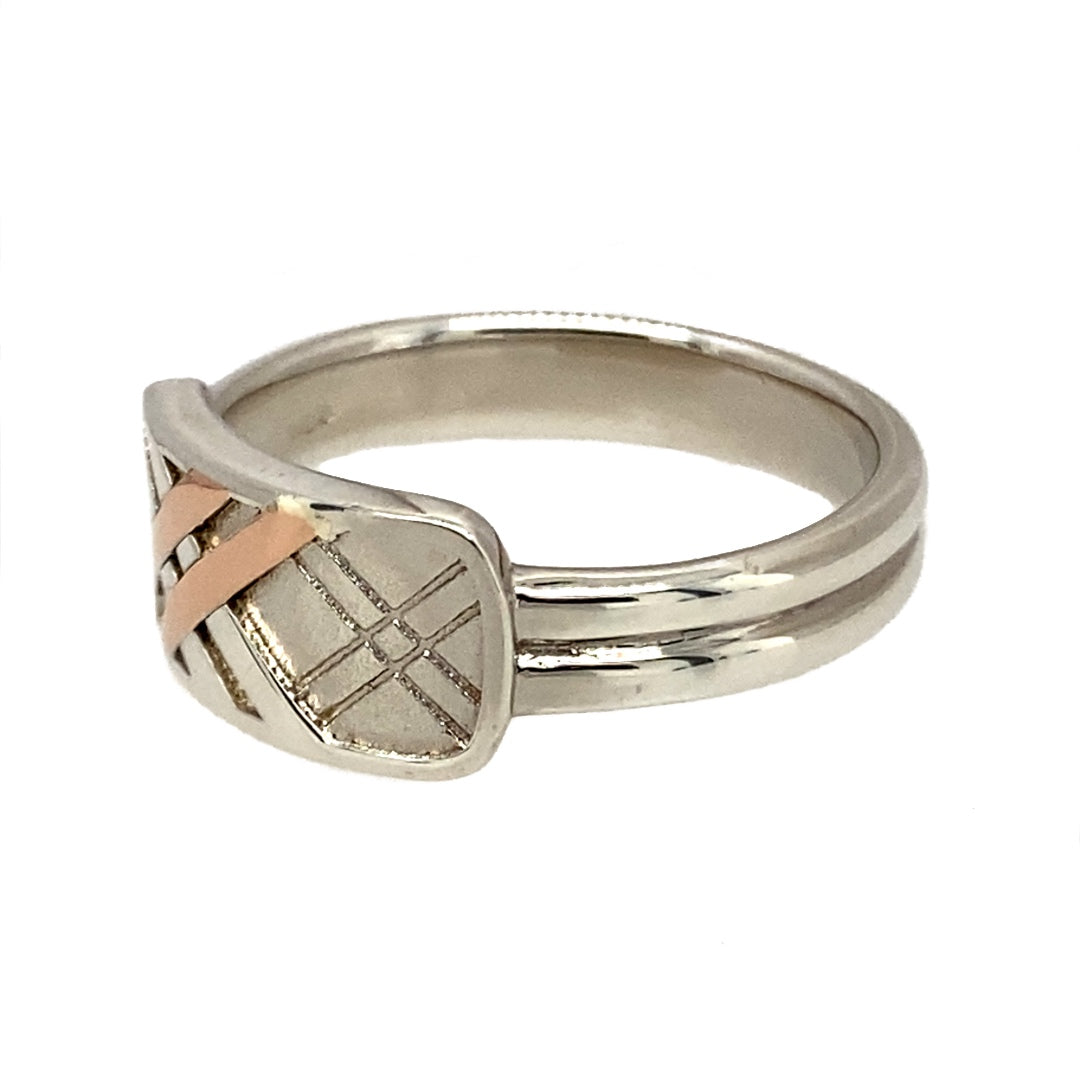 Add distinctive Welsh-inspired style to your jewellery collection with this pre-owned Clogau signet ring, combining 925 sterling silver with 9ct rose gold detailing and a decorative tartan pattern.

Design: The ring features a classic signet-style shape with Clogau’s tartan-inspired pattern across the front, creating a distinctive textured design with Welsh character.
Material: Made from 925 sterling silver with 9-carat rose gold Clogau detailing, the contrasting metals create an attractive two-tone finish.