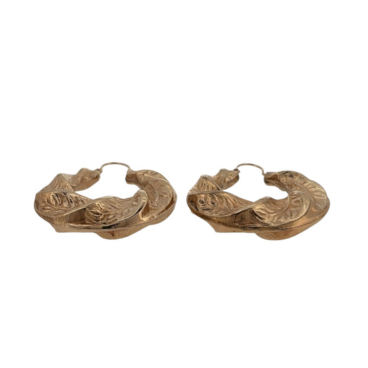 Make a statement with these pre-owned 9ct yellow gold fancy leaf twist pattern creole earrings, featuring decorative detailing and a bold oversized design.

Design: The earrings feature a large creole shape with an intricate leaf-inspired twist pattern, creating a textured and decorative finish with plenty of visual detail.
Material: Made from 9-carat yellow gold, the warm gold tone enhances the patterned design and gives these earrings a classic yet distinctive appearance.