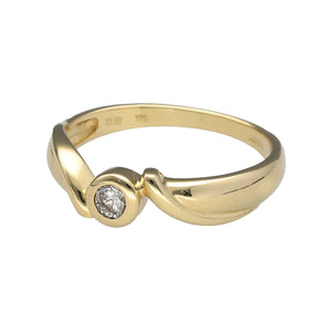 Preowned 9ct Yellow Gold & Diamond Set Rubover Twist Ring in size L with the weight 1.90 grams. The diamond is approximately 10pt and approximate clarity I1 