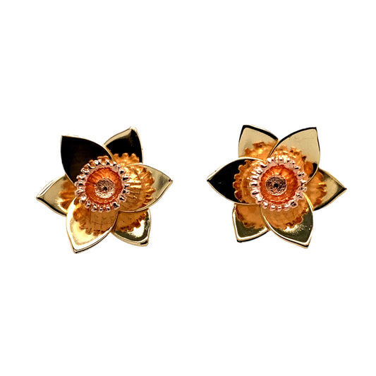 Bring floral elegance and a touch of Welsh heritage to your collection with these pre-owned 9ct yellow and rose gold Clogau daffodil stud earrings, featuring the national flower of Wales in a beautifully detailed design—perfect for everyday charm or thoughtful gifting.

Design: Each earring features a daffodil motif crafted in yellow and rose gold, showcasing delicate petal detail and the signature Clogau warmth.
