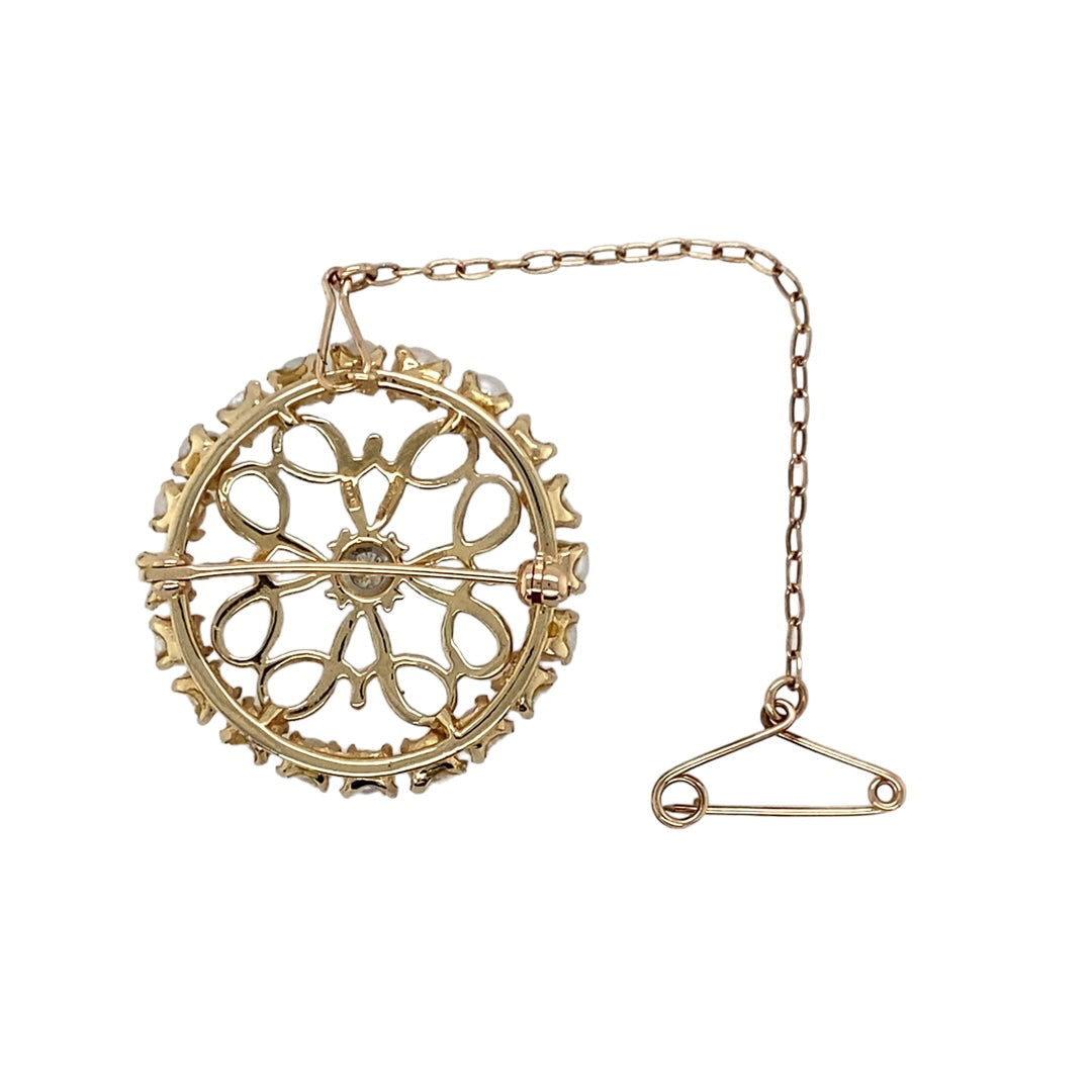 Preowned 14ct Yellow Gold Diamond & Pearl Set Brooch with a safety chain. The brooch has the weight 5.70 grams and the pearls are each 4mm diameter