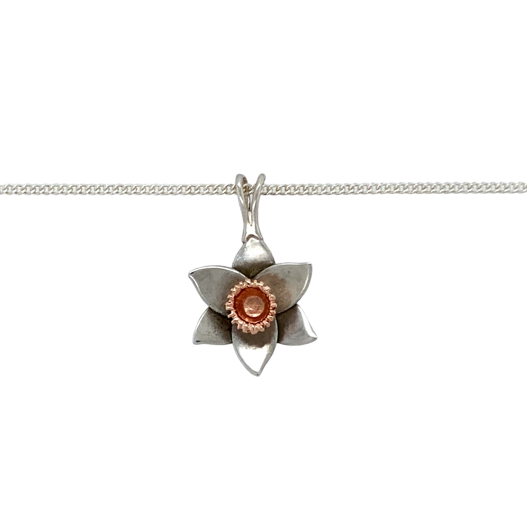 Bring national pride and floral elegance to your collection with this pre-owned 925 silver with 9ct gold Clogau daffodil pendant on an 18" Clogau curb chain, celebrating the iconic Welsh flower in a timeless and meaningful design.

Design: The pendant features a finely detailed daffodil motif in a blend of silver and 9ct gold, capturing the natural beauty and symbolism of Wales’s national flower. The pendant measures 2.5cm long including the bail.
