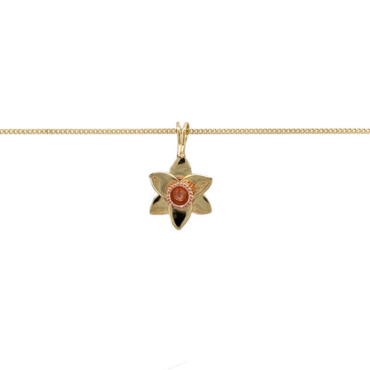 Celebrate Welsh heritage and natural beauty with this pre-owned 9ct yellow and rose gold Clogau daffodil pendant necklace—elegant, symbolic, and full of charm.

Design: The pendant features a beautifully detailed daffodil—the national flower of Wales—crafted in 9ct yellow gold with delicate rose gold accents, measuring 2.6cm long including the bail.
Material: Made from 9-carat yellow and rare Welsh rose gold, the polished finish enhances the floral design with a warm, radiant two-tone glow.
