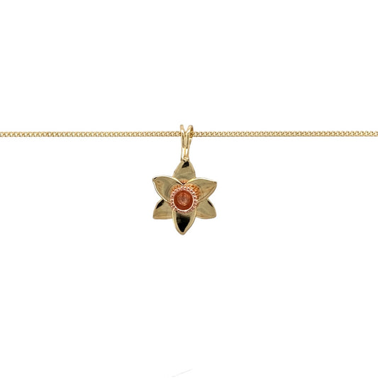 Celebrate Welsh heritage and natural beauty with this pre-owned 9ct yellow and rose gold Clogau daffodil pendant necklace—elegant, symbolic, and full of charm.

Design: The pendant features a beautifully detailed daffodil—the national flower of Wales—crafted in 9ct yellow gold with delicate rose gold accents, measuring 2.6cm long including the bail.
Material: Made from 9-carat yellow and rare Welsh rose gold, the polished finish enhances the floral design with a warm, radiant two-tone glow.
