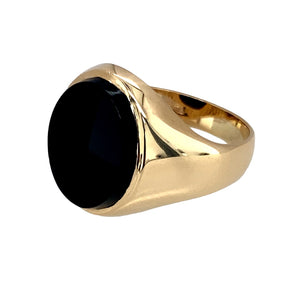 Preowned 9ct Yellow Gold & Onyx Set Oval Signet Ring in size N with the weight 4.80 grams. The onyx stone is 13mm by 11mm