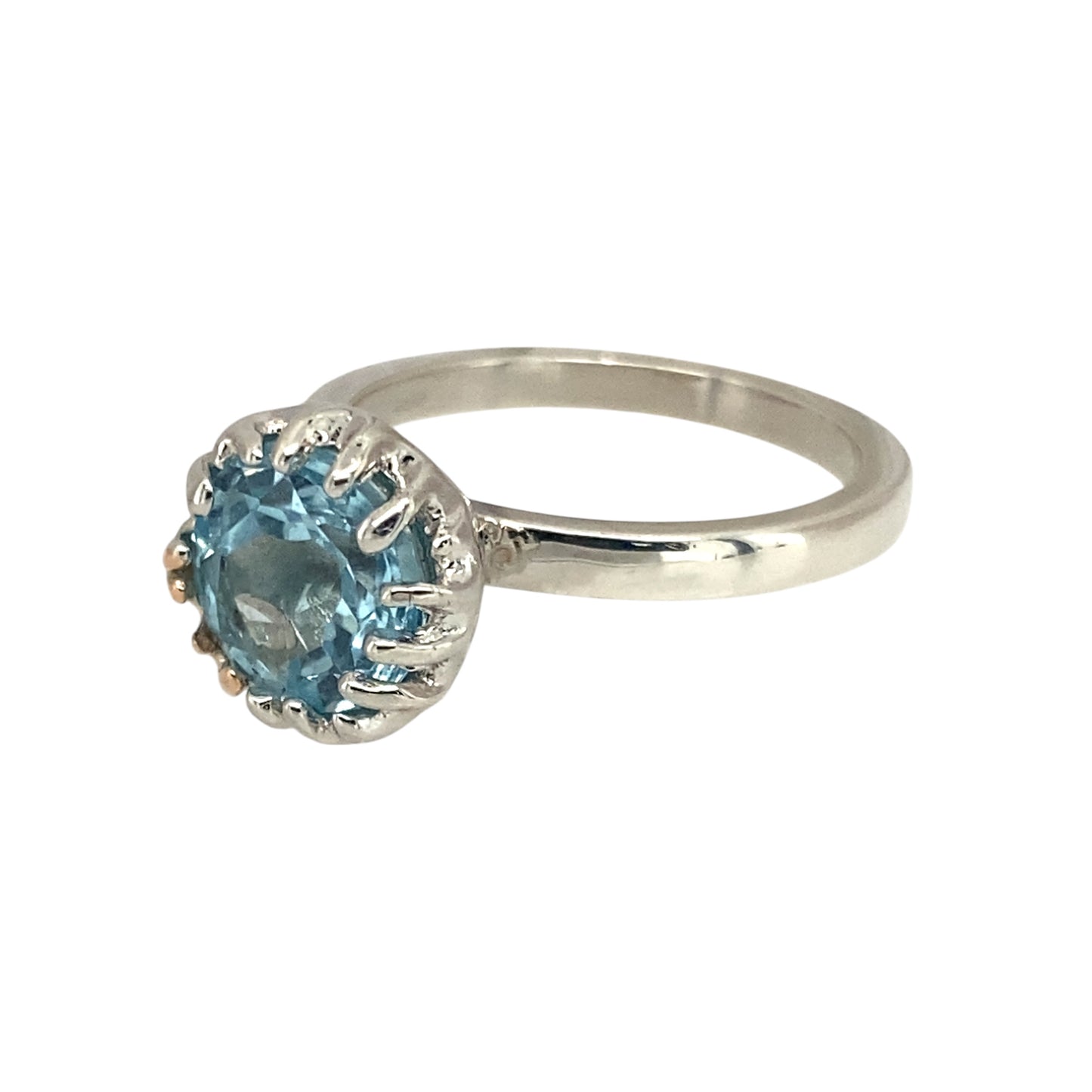 Add a touch of elegance and colour to your collection with this pre-owned 925 silver and 9ct rose gold Clogau ring, showcasing a beautiful blend of tones and gemstones—perfect for both everyday wear and special occasions.

Design: The ring features an eye-catching 8mm round blue topaz at the centre, radiating a serene sky-blue hue that catches the light beautifully. The design is accented with Clogau’s signature 9ct rose gold detailing for a warm contrast.