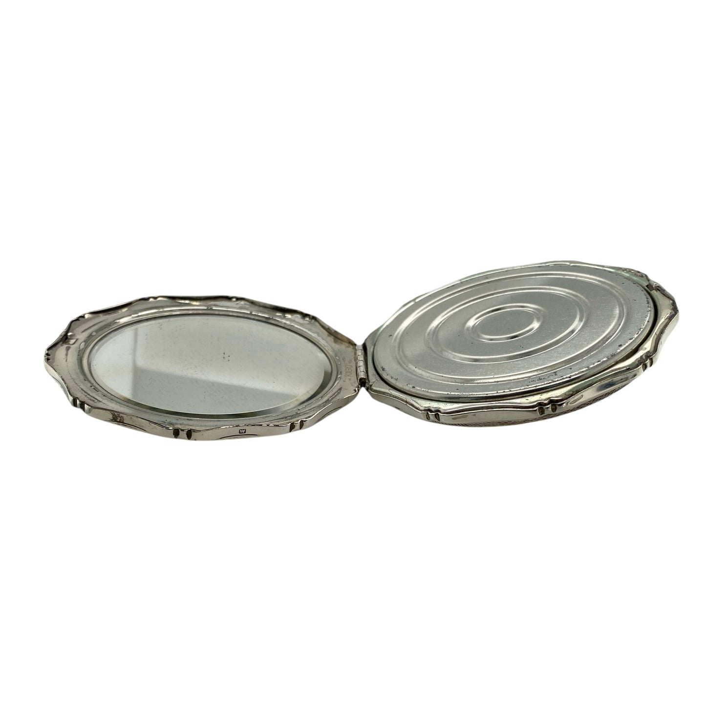 Bring vintage charm to your collection with this pre-owned 925 silver compact mirror, featuring an elegant patterned exterior and a timeless design perfect for gifting or personal use.

Design: The compact showcases a beautifully patterned outer surface, offering classic style with a touch of refinement.
Material: Made from 925 sterling silver, the polished and detailed finish enhances its decorative appeal while ensuring lasting quality.
Mirror Detail: This functional piece combines beauty
