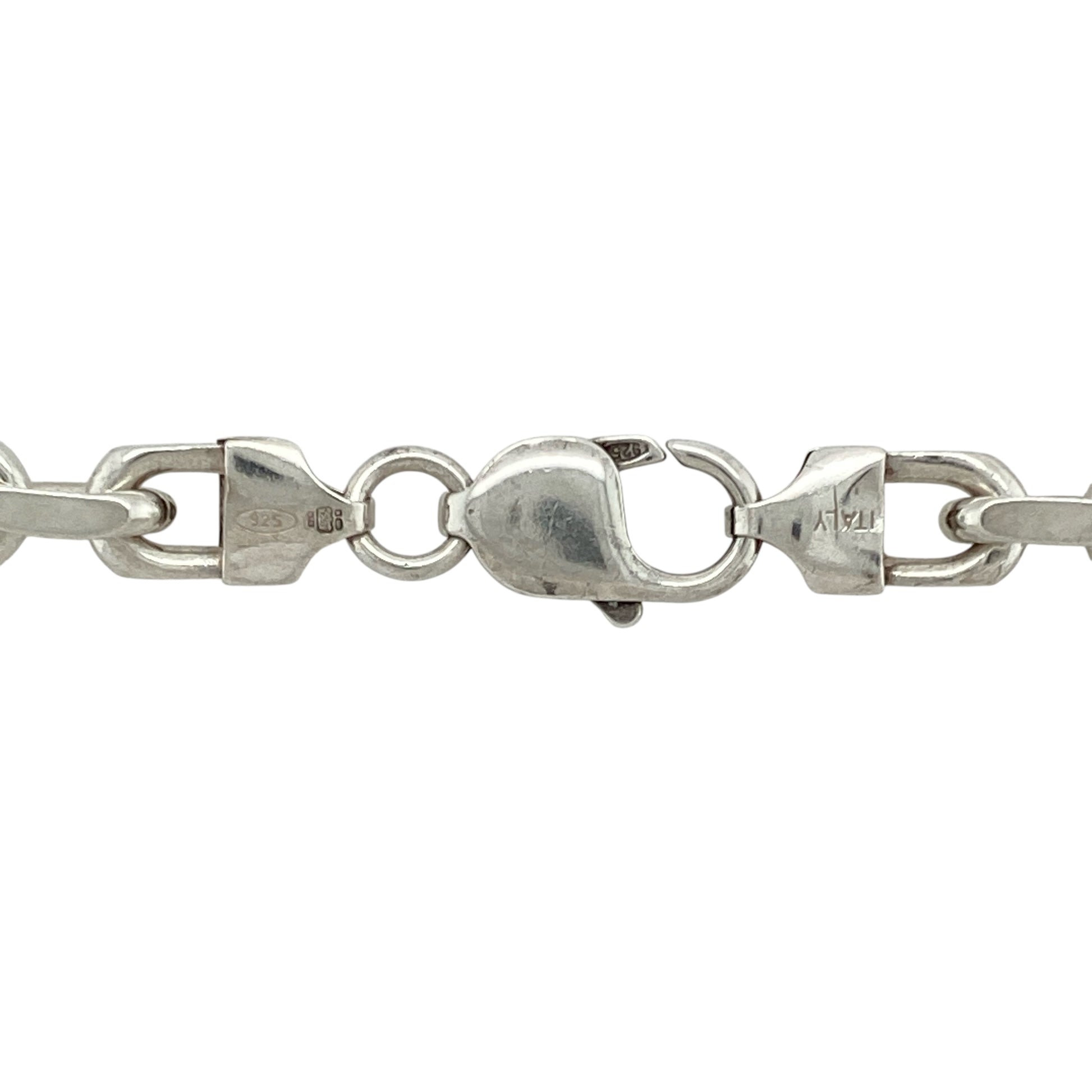 Add bold brilliance and timeless style to your collection with this pre-owned 925 silver faceted belcher chain—solid, striking, and designed to catch the light from every angle.

Design: The chain features classic 8mm wide belcher links with a faceted finish, creating a reflective surface that adds extra shine and texture to a traditional design.
Material: Made from 925 sterling silver, the high-polish and faceted detailing give the chain a premium, eye-catching appearance.
