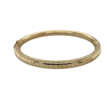 Load image into Gallery viewer, 9ct Gold Striped Patterned Hinged Bangle
