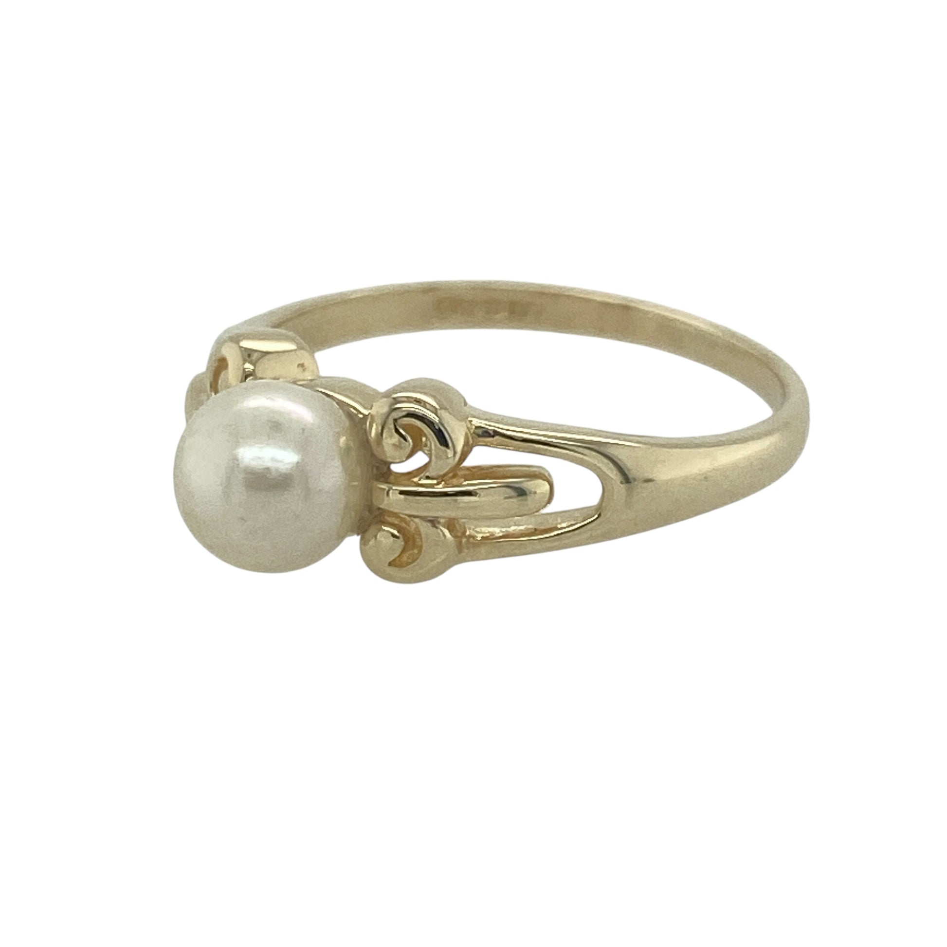 Bring timeless elegance and delicate charm to your collection with this pre-owned 9ct yellow gold pearl ring—a refined design with graceful detail.

Design: The ring features a 6mm round pearl at the centre, enhanced by floral detailing on the shoulders for a romantic touch.
Material: Made from 9-carat yellow gold, the polished finish enhances the soft lustre of the pearl and the intricate shoulder design.
