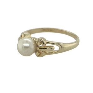 Bring timeless elegance and delicate charm to your collection with this pre-owned 9ct yellow gold pearl ring—a refined design with graceful detail.

Design: The ring features a 6mm round pearl at the centre, enhanced by floral detailing on the shoulders for a romantic touch.
Material: Made from 9-carat yellow gold, the polished finish enhances the soft lustre of the pearl and the intricate shoulder design.
