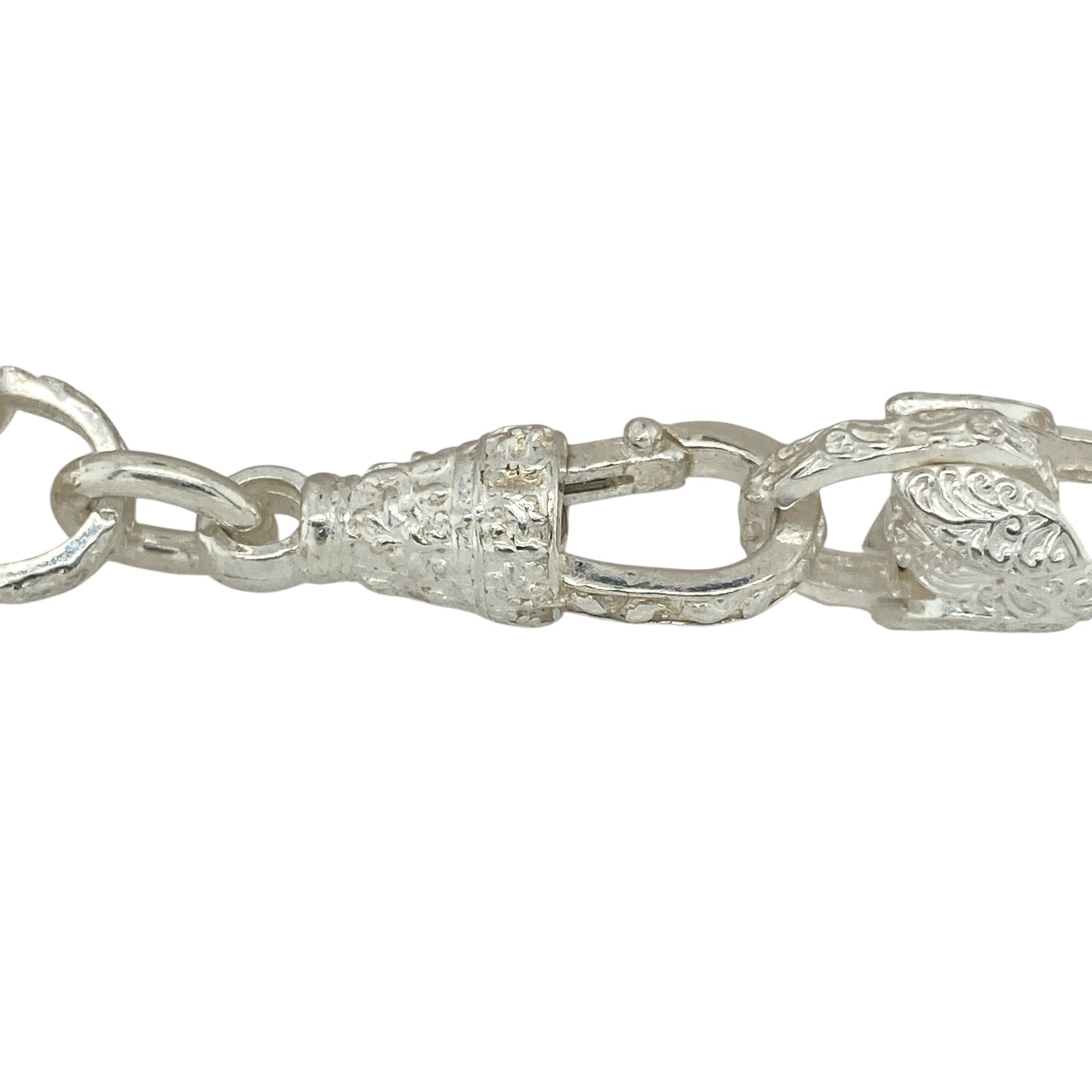 Add bold elegance to your collection with this pre-owned 925 silver patterned tulip bracelet, a distinctive floral-inspired design with strong presence—perfect for statement wear or everyday style.

Design: The bracelet features tulip-shaped links with a patterned finish, each measuring 11mm in width for a striking and eye-catching look.
Material: Made from 925 sterling silver, the polished surface provides durability and lasting shine.