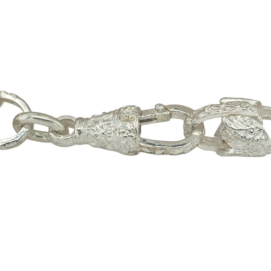 Add bold elegance to your collection with this pre-owned 925 silver patterned tulip bracelet, a distinctive floral-inspired design with strong presence—perfect for statement wear or everyday style.

Design: The bracelet features tulip-shaped links with a patterned finish, each measuring 11mm in width for a striking and eye-catching look.
Material: Made from 925 sterling silver, the polished surface provides durability and lasting shine.