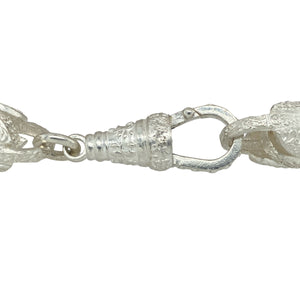 Make a statement with this pre-owned 925 silver patterned tulip bracelet, a bold floral-inspired design with substantial weight—perfect for those who love standout jewellery.

Design: The bracelet features tulip-shaped links with a patterned finish, each measuring 13mm in width for a striking and eye-catching look.
Material: Made from 925 sterling silver, the polished surface enhances durability and lasting shine.