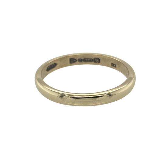 Bring classic elegance and enduring style to your collection with this pre-owned 9ct yellow gold wedding band ring, a timeless piece perfect for marking special occasions or everyday wear.

Design: The ring features a traditional 3mm wide band, offering a sleek and understated profile.
Material: Made from 9-carat yellow gold, the polished finish gives the band a warm, refined appearance.