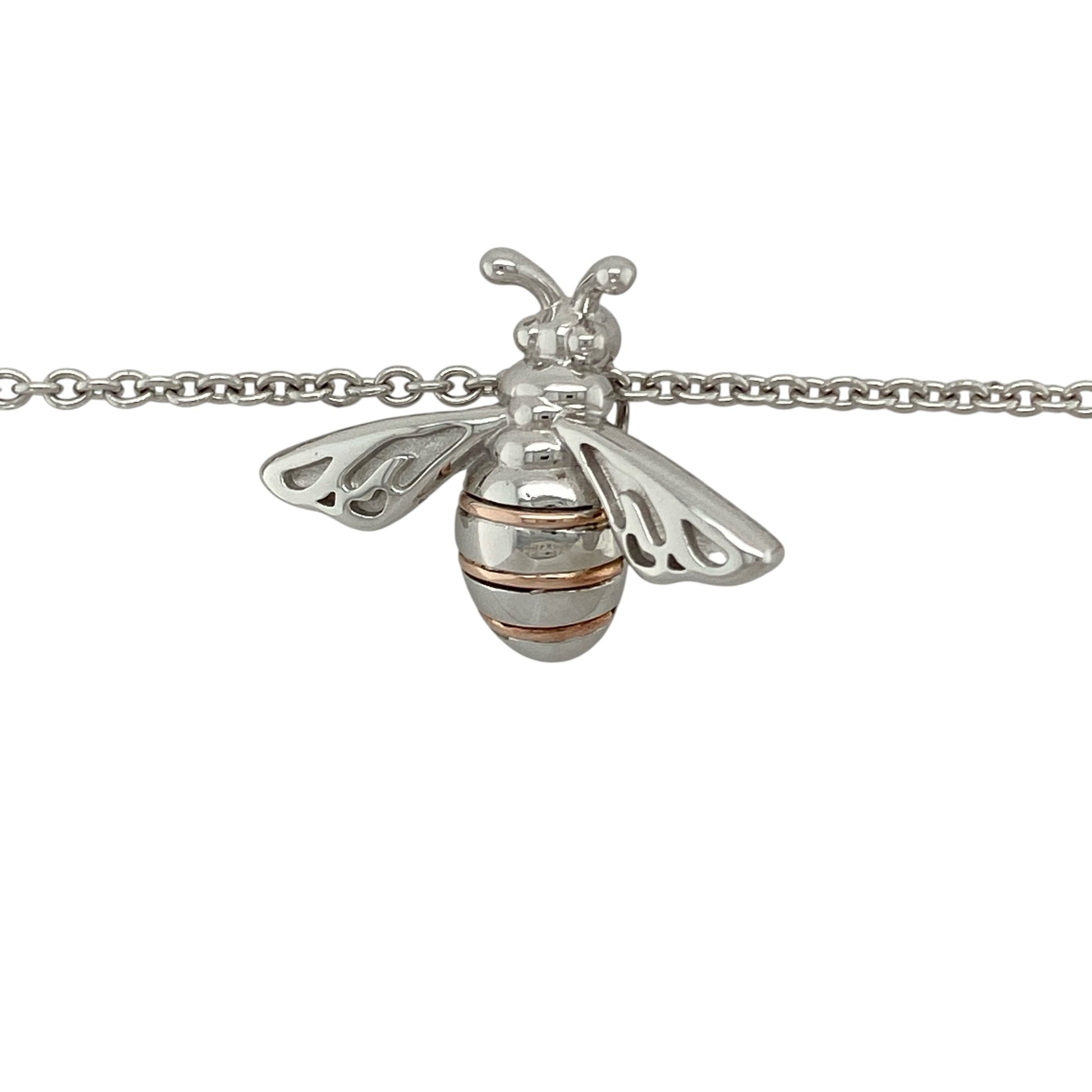 Bring nature-inspired charm and golden detail to your collection with this pre-owned Clogau honey bee pendant in silver and 9ct rose gold, paired with an adjustable belcher chain for versatile wear.

Design: The pendant measures 2.2cm long and features a delicately detailed honey bee motif, symbolising community, diligence, and nature’s beauty, highlighted with 9ct rose gold accents.