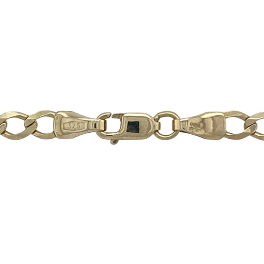 Bring classic Italian style and versatile elegance to your collection with this pre-owned 9ct yellow gold Figaro chain—a timeless design with everyday appeal.

Design: The chain measures 22 inches in length with 4mm wide alternating long and short links in the traditional Figaro style, offering both texture and sophistication.
Material: Made from 9-carat yellow gold, the polished finish enhances the shine and rich golden tones of the chain.