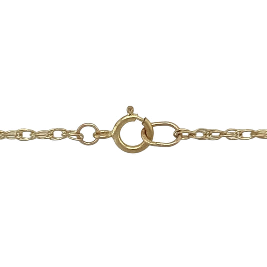 Bring subtle elegance and classic design to your collection with this pre-owned 9ct yellow gold loose Prince of Wales chain, a refined style perfect for everyday wear.

Design: The chain measures 22 inches in length with links approximately 1.5mm wide, featuring the delicate and flexible Prince of Wales design.
Material: Made from 9-carat yellow gold, the polished finish enhances the fine link pattern and adds warm shine.