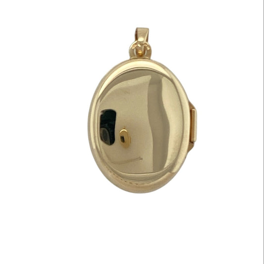 Bring sentimental charm and timeless elegance to your collection with this pre-owned 9ct yellow and white gold flower patterned oval locket—a beautiful keepsake designed to hold cherished memories close.

Design: The locket features a delicate floral pattern in contrasting yellow and white gold tones, creating a soft two-tone effect with intricate detailing on the front. Its polished finish adds a touch of sophistication to this classic design.