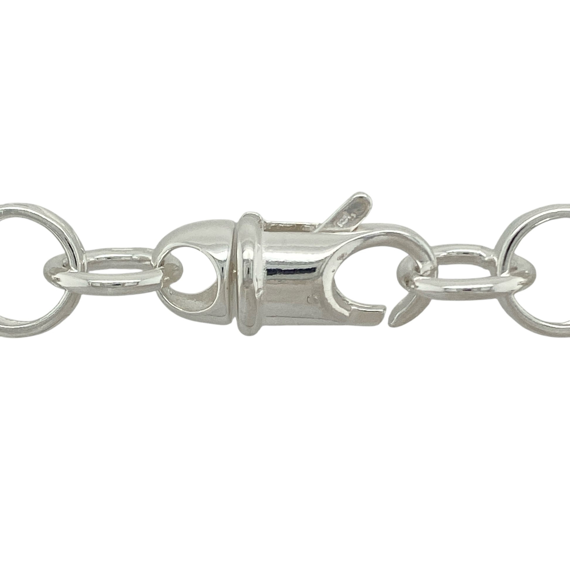 Bring striking style and refined craftsmanship to your collection with this new 925 silver 22" patterned Belcher chain, combining bold design with timeless appeal—perfect for statement wear or elevated everyday style.

Design: The chain features a classic Belcher link pattern with large 12mm round links, alternating between patterned and plain finishes to create a dynamic contrast of texture and shine.