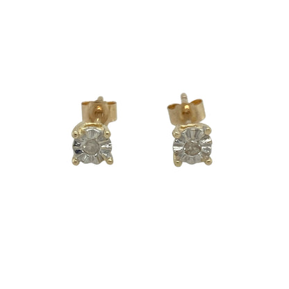 Bring timeless sparkle and understated elegance to your look with these pre-owned 9ct yellow gold diamond illusion set solitaire stud earrings—perfect for everyday wear or adding subtle sophistication to any outfit.

Design: Each earring features a single diamond in an illusion-style setting, designed to enhance the stone’s brilliance and create the appearance of a larger diamond for maximum sparkle.