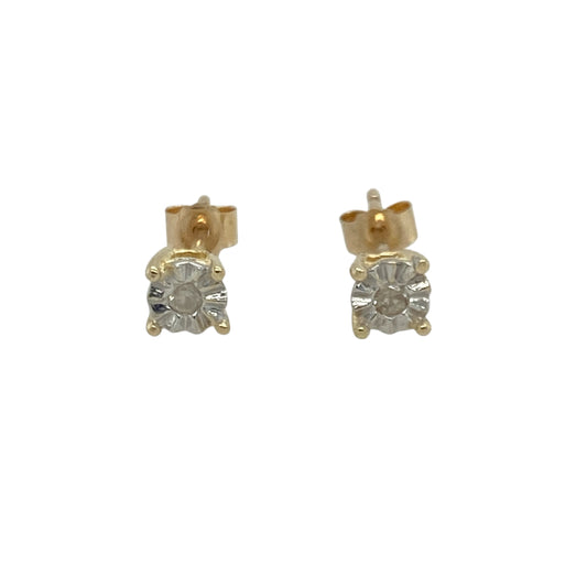 Bring timeless sparkle and understated elegance to your look with these pre-owned 9ct yellow gold diamond illusion set solitaire stud earrings—perfect for everyday wear or adding subtle sophistication to any outfit.

Design: Each earring features a single diamond in an illusion-style setting, designed to enhance the stone’s brilliance and create the appearance of a larger diamond for maximum sparkle.