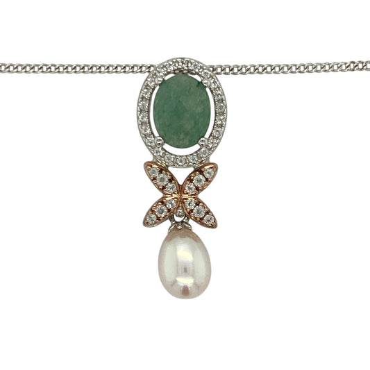 Bring delicate beauty and graceful sparkle to your collection with this pre-owned 925 silver and 9ct rose gold Clogau aventurine, white topaz, and pearl set butterfly halo drop pendant necklace—perfect for adding a touch of elegance and femininity to any look.

Design: The 3.2cm-long pendant features a soft green aventurine stone framed in a white topaz halo for radiant sparkle. Above sits a charming butterfly motif accented with a lustrous pearl, symbolising transformation, hope, and natural beauty.