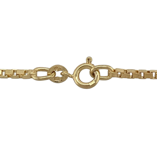 Bring sleek sophistication to your collection with this pre-owned 9ct yellow gold box chain, offering a clean geometric style and solid feel—perfect for everyday wear or pairing with a statement pendant.

Design: The chain features classic square box links, creating a smooth, modern look with subtle shine and excellent durability.
Material: Made from 9-carat yellow gold, its polished finish enhances the rich golden tone for timeless appeal.