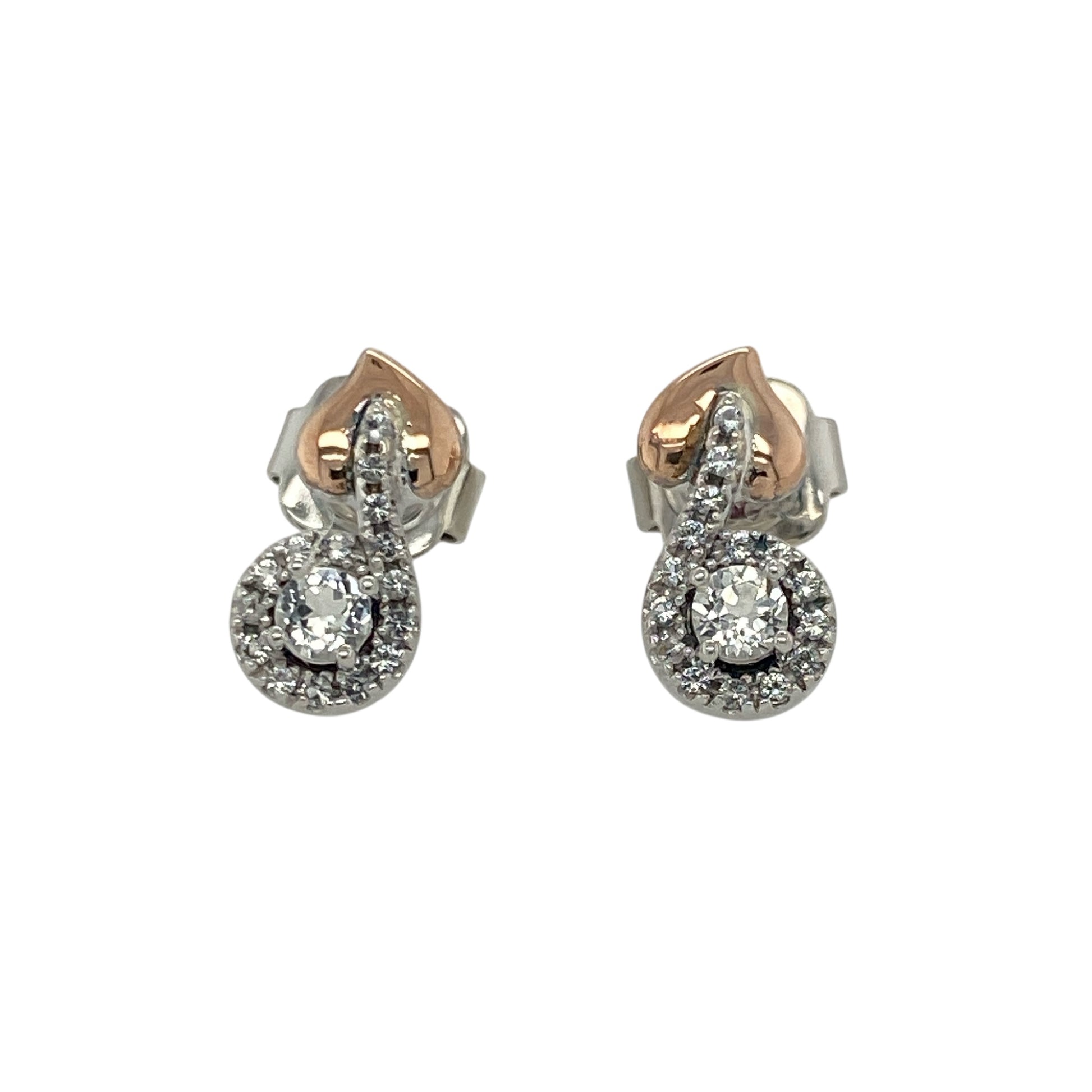 Bring sparkle and symbolism to your collection with these pre-owned 925 silver with 9ct rose gold and white topaz set Clogau Halo Tree of Life stud earrings—an elegant expression of growth, strength, and harmony.

Design: Each earring features Clogau’s signature Tree of Life motif encircled by a halo of shimmering white topaz stones, creating a radiant and meaningful design.