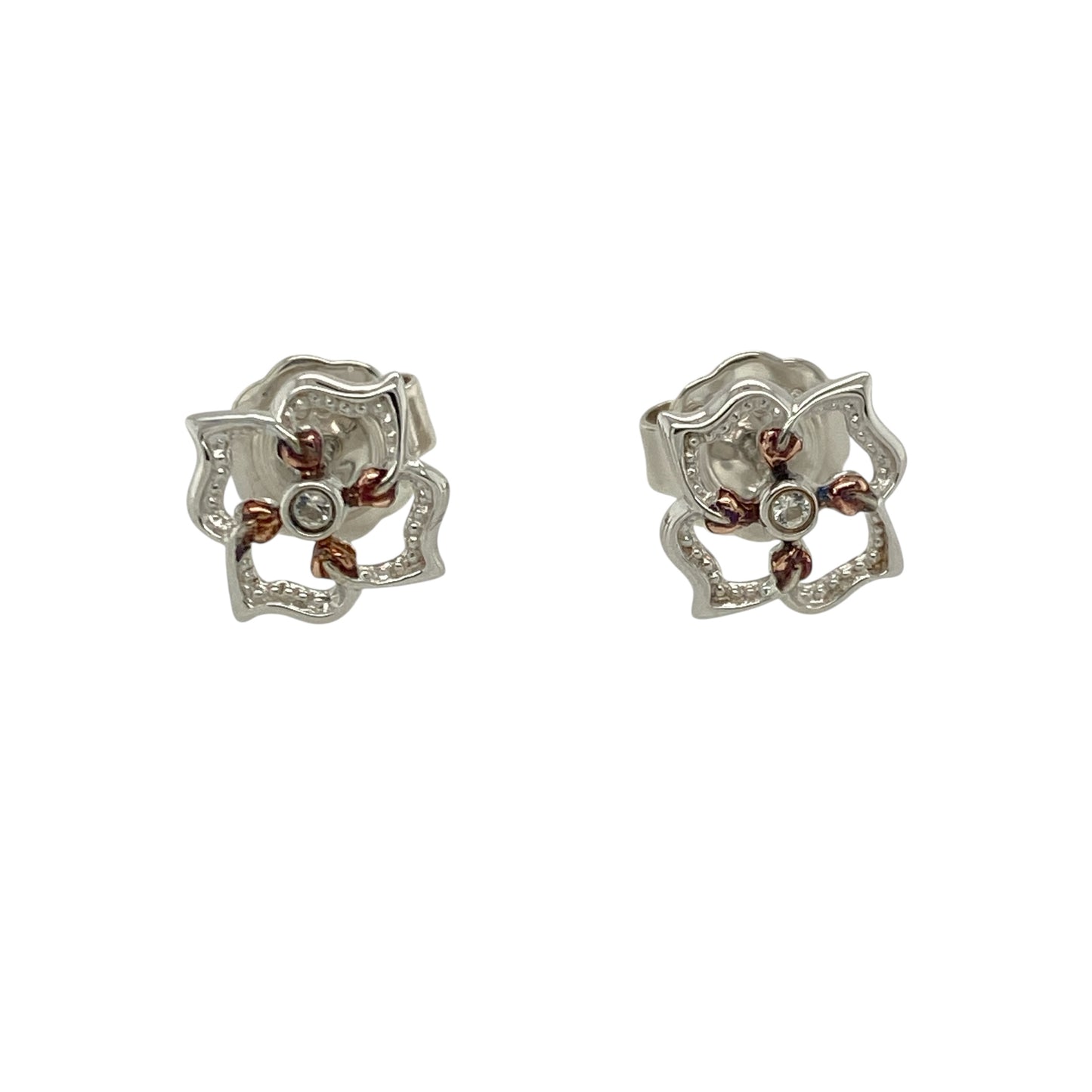 Add delicate sparkle and floral elegance to your look with these pre-owned 925 silver and 9ct rose gold Clogau flower stud earrings, blending timeless design with subtle sophistication—perfect for everyday wear or gifting.

Design: Each earring features a charming flower motif adorned with white topaz stones that shimmer beautifully, capturing light from every angle.