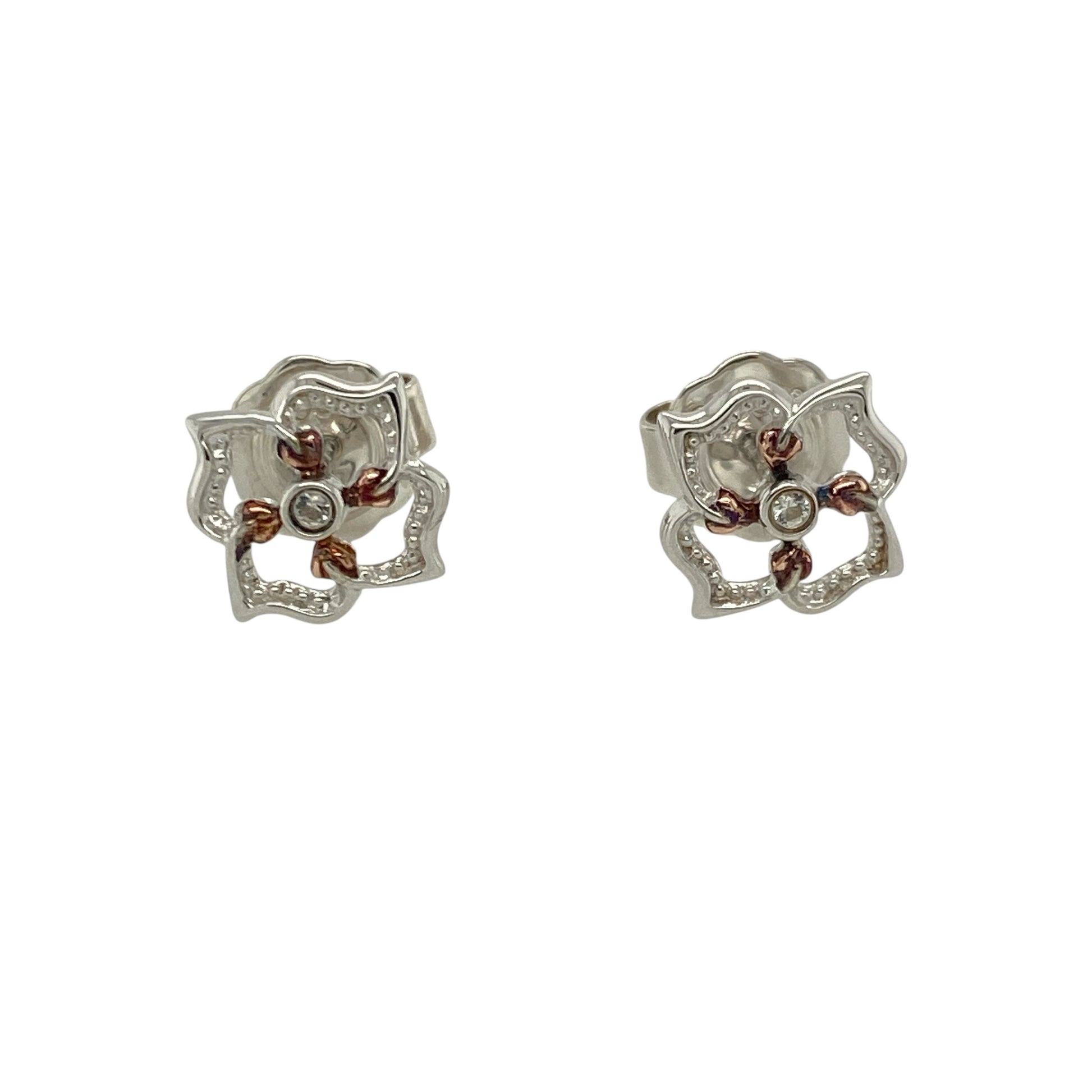 Add delicate sparkle and floral elegance to your look with these pre-owned 925 silver and 9ct rose gold Clogau flower stud earrings, blending timeless design with subtle sophistication—perfect for everyday wear or gifting.

Design: Each earring features a charming flower motif adorned with white topaz stones that shimmer beautifully, capturing light from every angle.