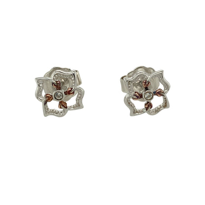 Add delicate sparkle and floral elegance to your look with these pre-owned 925 silver and 9ct rose gold Clogau flower stud earrings, blending timeless design with subtle sophistication—perfect for everyday wear or gifting.

Design: Each earring features a charming flower motif adorned with white topaz stones that shimmer beautifully, capturing light from every angle.