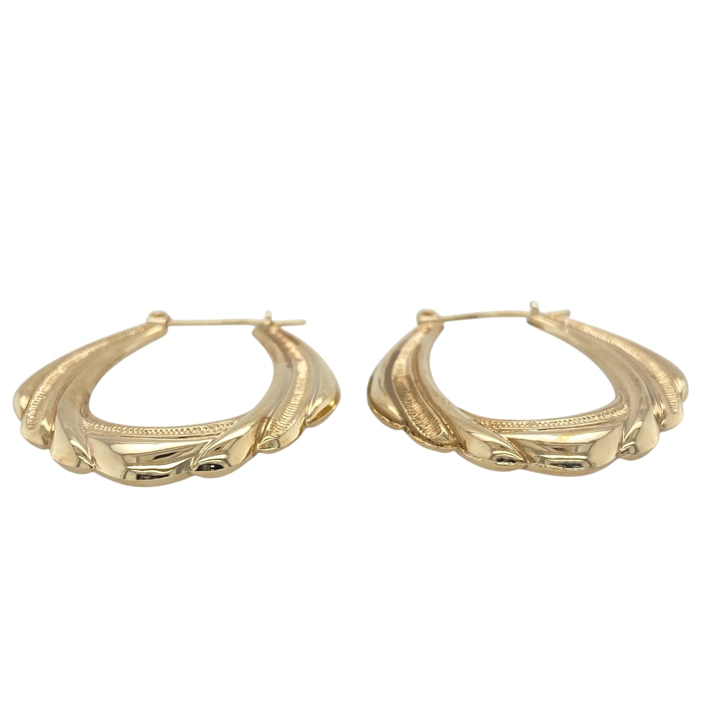 Add timeless elegance and refined texture to your look with these pre-owned 9ct yellow gold patterned oval creole earrings, combining classic design with a hint of intricate detail—perfect for everyday wear or special occasions.

Design: Each earring features a graceful oval creole shape adorned with delicate patterned detailing that catches the light for subtle sparkle and sophistication.
