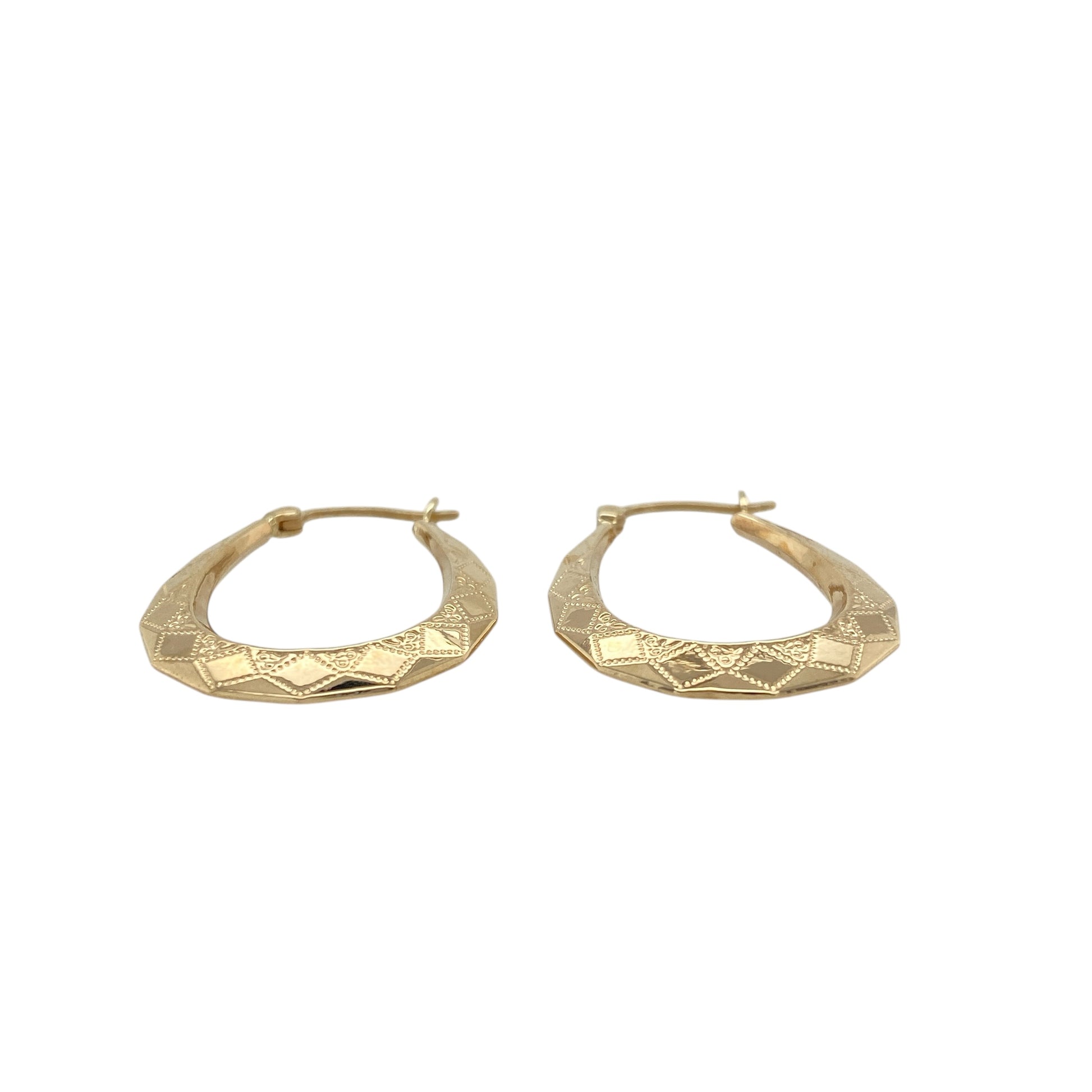 Add classic elegance and subtle detail to your collection with these pre-owned 9ct yellow gold patterned oval creole earrings, offering timeless style with a touch of refined texture—perfect for everyday wear or special occasions.
Design: Each earring features an elegant oval creole shape with intricate patterned detailing that reflects light beautifully for a graceful finish.
Material: Made from 9-carat yellow gold, the polished surface enhances the rich golden tone and highlights the fine craftsmanship.
