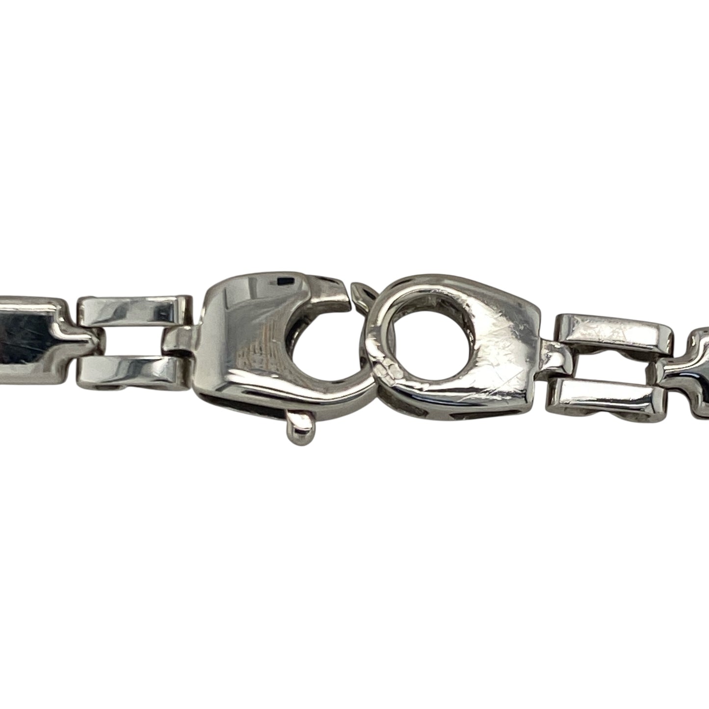 Bring sleek elegance and modern shine to your collection with this pre-owned 9ct white gold bar link bracelet—an effortlessly stylish piece with timeless appeal.

Design: Featuring alternating bar and link sections with a 5mm width, the bracelet offers a clean, contemporary look with smooth, polished detail.
Material: Made in 9-carat white gold, the bright finish enhances the bracelet’s refined and modern styling.