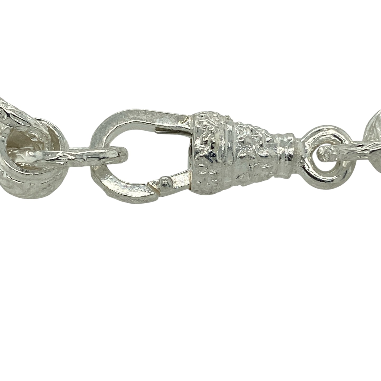 Bring bold shine and contemporary style to your jewellery collection with this new 925 silver patterned rollerball bracelet, offering standout design with a substantial feel.

Design: The bracelet features a striking rollerball link pattern, creating a modern and eye-catching look with strong visual texture.
Material: Made from solid 925 sterling silver, the polished finish delivers bright shine and lasting durability.