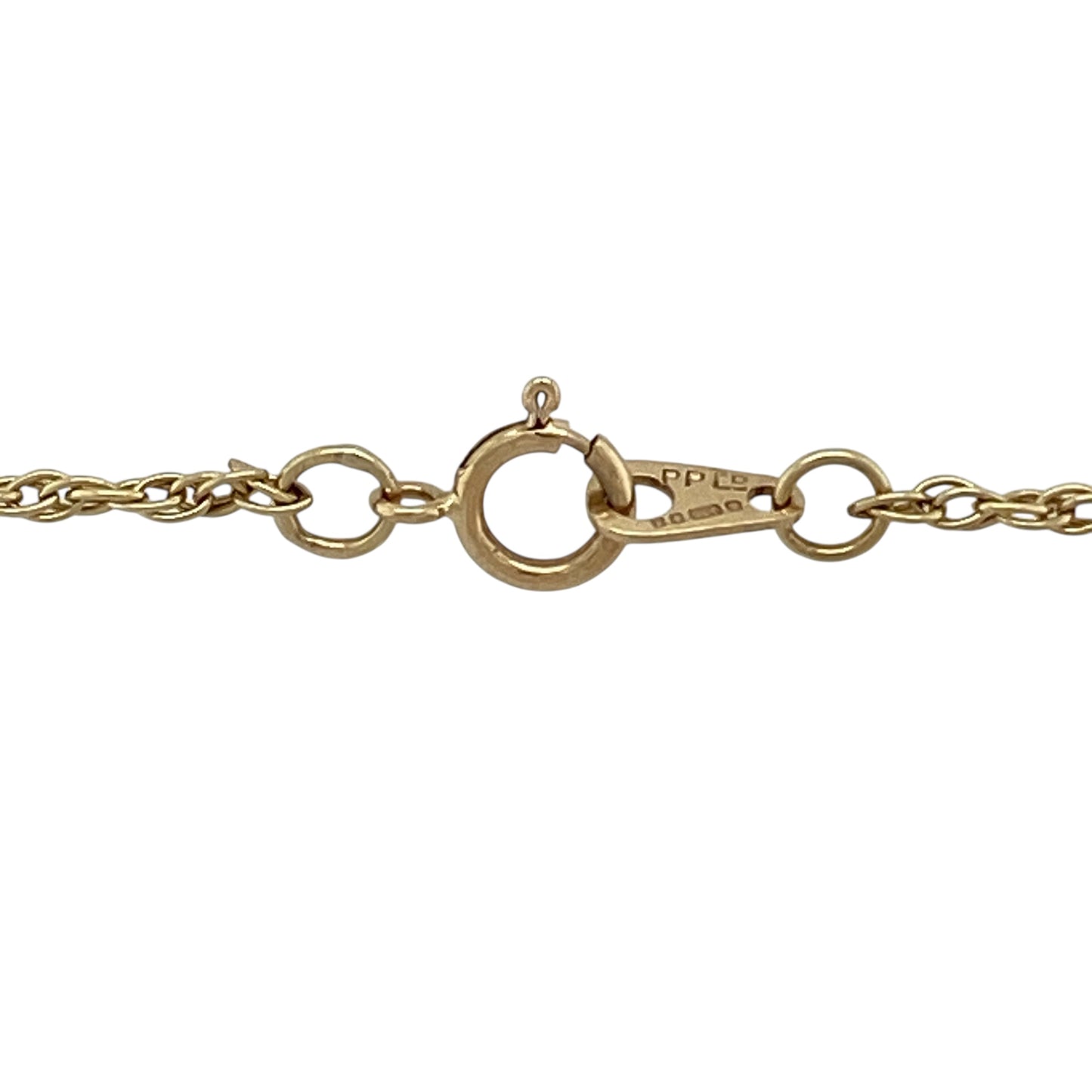 Bring classic detail and elegant texture to your jewellery collection with this pre-owned 9ct yellow gold Prince of Wales chain, a refined design with timeless appeal.

Design: The chain features the distinctive Prince of Wales link pattern with a fine 1.5mm width, offering subtle texture and a polished appearance.
Material: Made from polished 9-carat yellow gold, the warm tone enhances the intricate link detailing and classic character.