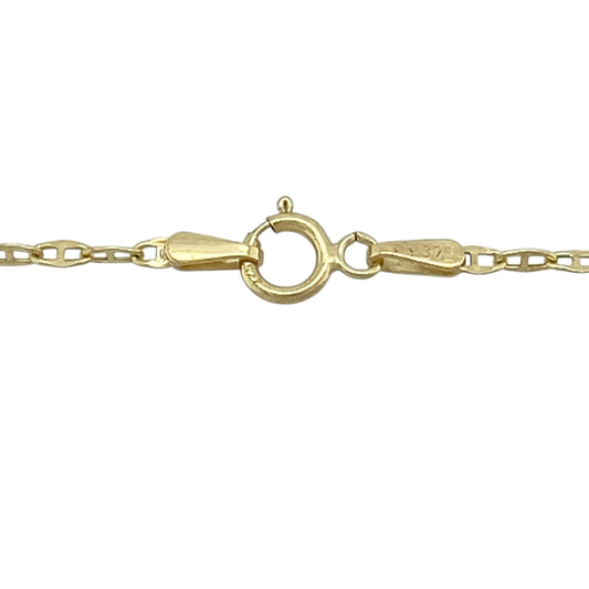 Bring delicate simplicity and everyday versatility to your jewellery collection with this pre-owned 9ct yellow gold anchor chain, a fine and understated piece ideal for daily wear.

Design: The chain features a classic anchor (mariner) link style with a slim 1.5mm width, offering a clean and refined look suitable for lightweight pendants.
Material: Made from polished 9-carat yellow gold, the warm golden tone provides a timeless and elegant finish.