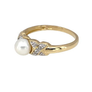 Preowned 9ct Yellow and White Gold Diamond & Pearl Set Ring in size M with the weight 2 grams. The pearl is 6mm diameter