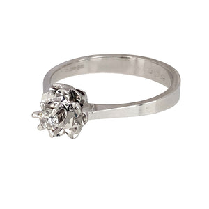 Preowned 18ct White Gold & Diamond Set Flower Solitaire Ring in size N with the weight 3.10 grams. The diamond is 11pt of diamond content