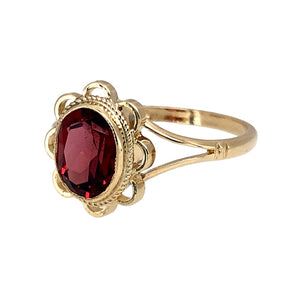 Preowned 9ct Yellow Gold & Red Stone Scalloped Edge Ring in size N with the weight 2 grams. The garnet coloured red stone is approximately 7.5mm by 6mm 