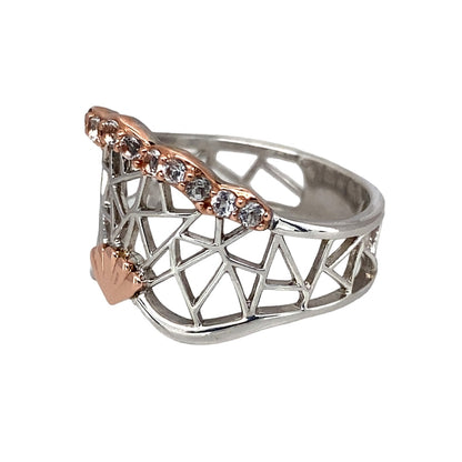 Bring vibrant detail and symbolic elegance to your collection with this pre-owned Clogau Midnight Garden Peacock ring in silver, 9ct rose gold, and cubic zirconia—a striking design inspired by nature’s beauty.

Design: The ring features a 15mm wide front with an intricate peacock motif, adorned with sparkling cubic zirconia and accented by 9ct rose gold for added richness and depth.