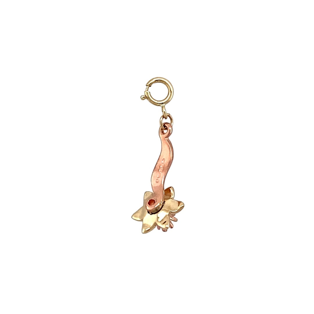 Celebrate Welsh heritage and timeless elegance with this pre-owned 9ct yellow and rose gold Clogau Daffodil clip-on charm, featuring the iconic daffodil design that symbolises hope, renewal and the national flower of Wales.

Design: The charm showcases the beautifully detailed Clogau daffodil motif, highlighted in contrasting rose gold against polished yellow gold. Its elegant clip-on fitting makes it easy to add to a charm bracelet or necklace for a personalised and meaningful look.