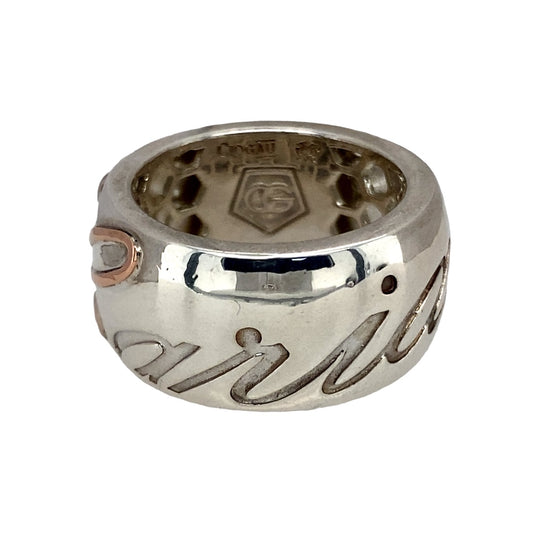 Bring heartfelt meaning and timeless style to your collection with this pre-owned 925 silver with 9ct rose gold Clogau Cariad wedding band ring—a beautiful expression of love and connection.

Design: The ring features the word Cariad—Welsh for “love”—engraved across the band, framed with elegant rose gold detailing that symbolises warmth and affection.