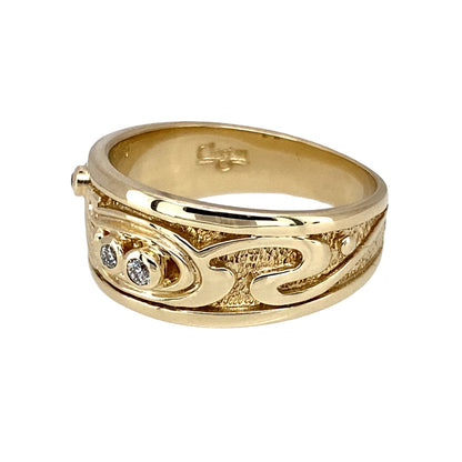 Preowned 9ct Yellow Gold & Diamond Set Clogau Swirl Band Ring in size P with the weight 5.90 grams. The front of the band is 9mm high