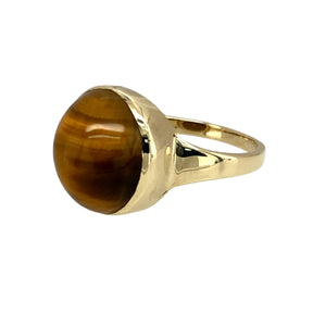 Preowned 9ct Yellow Gold & Tiger's Eye Oval Cabochon Set Ring in size O with the weight 3.30 grams. The tiger's eye stone is 13mm by 11mm