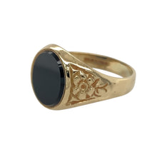 Load image into Gallery viewer, Add a touch of classic elegance to your jewellery collection with this pre-owned 9ct yellow gold &amp; onyx oval signet ring, featuring:

Design: A refined oval signet ring with a bold onyx centre and patterned shoulders for added detail.
Material: 9-carat yellow gold, offering a rich and polished finish.
Gemstone Detail: Set with a sleek 11mm by 7mm onyx stone, creating a striking contrast against the gold.
Shoulders: Decorated with a patterned design, enhancing the ring&#39;s vintage appeal.


