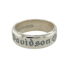 Add a bold statement to your jewellery collection with this pre-owned 925 silver Harley Davidson band ring.

Design: Featuring the iconic Harley Davidson design, this band ring embodies the spirit of adventure and strength with its rugged and stylish look.
Material: Crafted from high-quality 925 sterling silver, this ring offers durability and a polished finish that stands out.
Size & Weight: Weighing 9.80 grams, the band is 8mm wide, offering a solid and comfortable fit in size U.