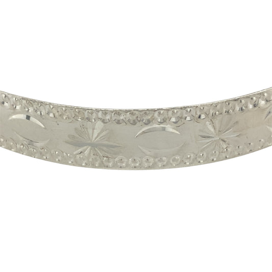 Add a stylish statement piece to your jewellery collection with this new solid 925 silver patterned bangle.

Design: A beautifully crafted bangle featuring intricate pattern detailing, offering a refined and elegant look.
Material: Made from solid 925 sterling silver, providing a durable and polished finish that highlights the detailed design.
Size & Weight: Weighing approximately 14.20 grams, the bangle has a 9mm width and a 6.6cm diameter, ensuring a comfortable and stylish fit.